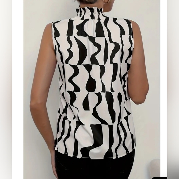 Chic Summer Elegance: Shirred High-Neck Striped Tank Top - Picture 4 of 7